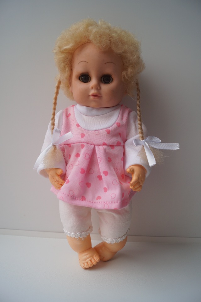 Вторая выписка октября. Машенька здорова. Кукла из лужи стала милашкой. Коровка замычала. Как поставить Лолочку на ножки,