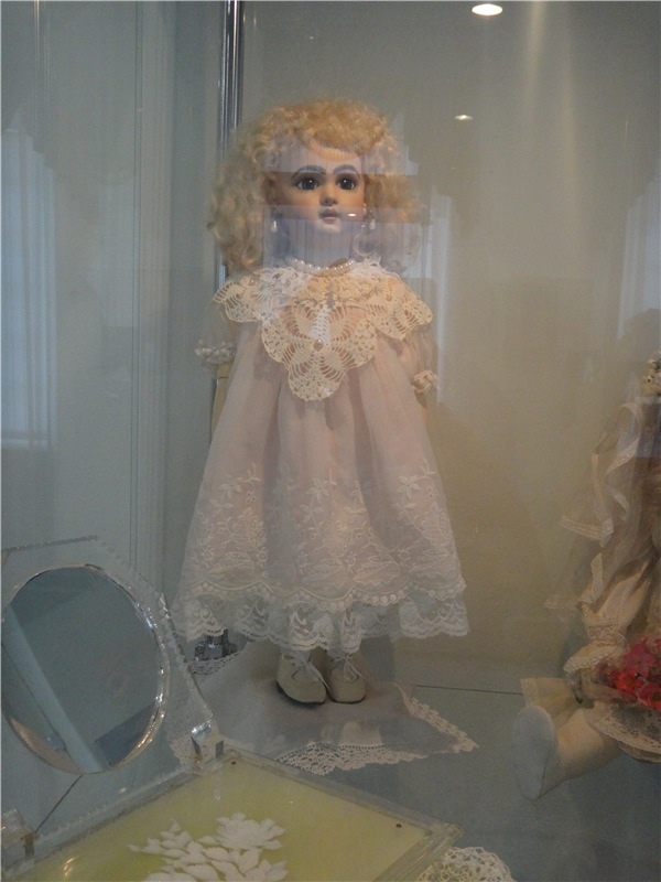 Выставка " Лабиринты кукольной жизни"