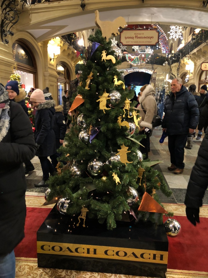 Москва предновогодняя... выставка новогодних елок в ГУМе - очень красиво