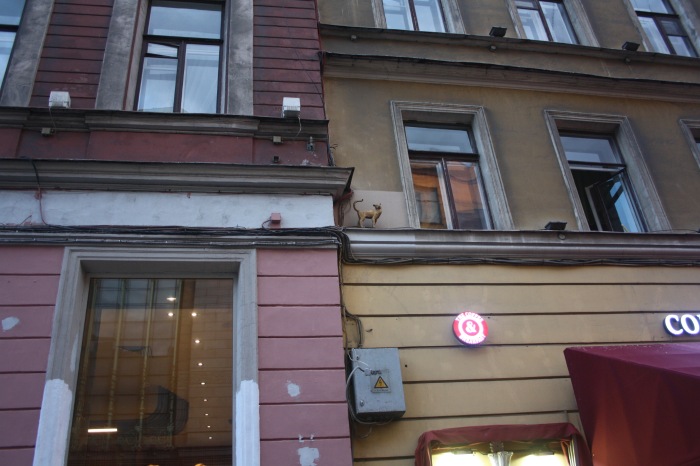 Петербург. Прогулка по крышам. Котокафе. Старые слайды