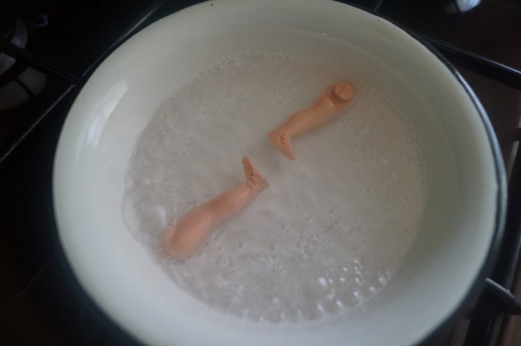 Четвёртая апрельская выписка. Варим покусы ног, варим пластик, красим резиновую голову