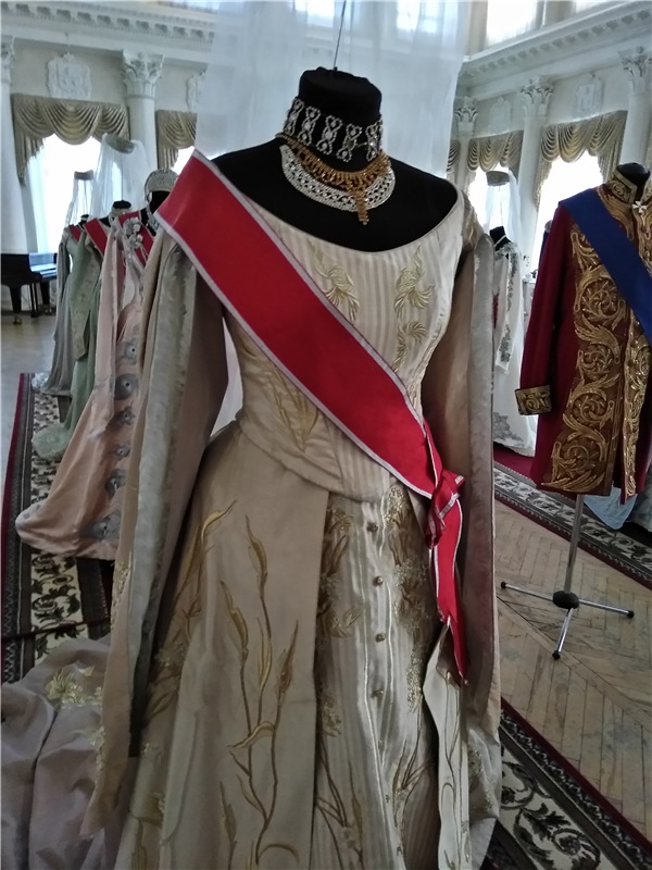 Выставка костюмов к фильму " Матильда"