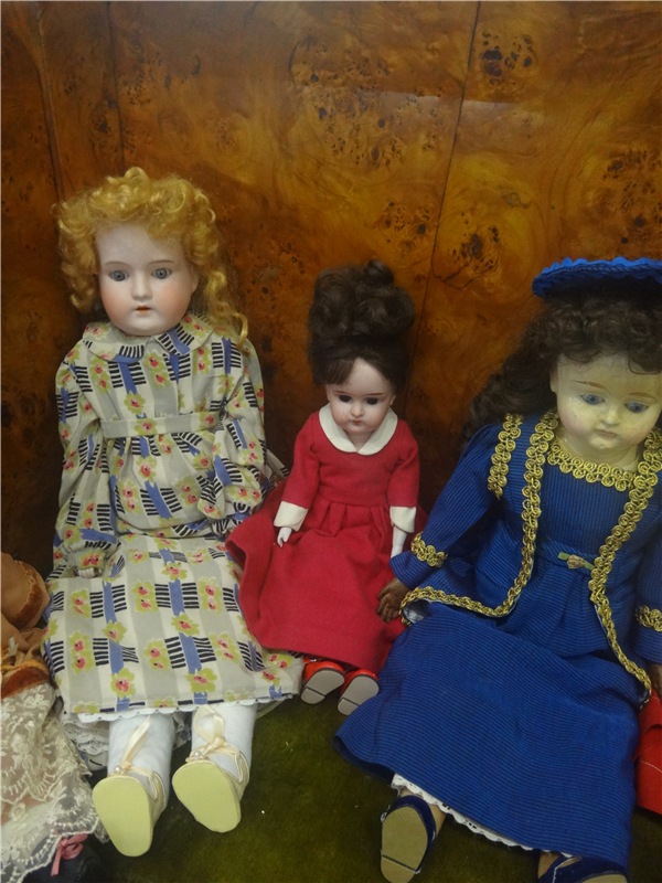 Выставка " Лабиринты кукольной жизни"