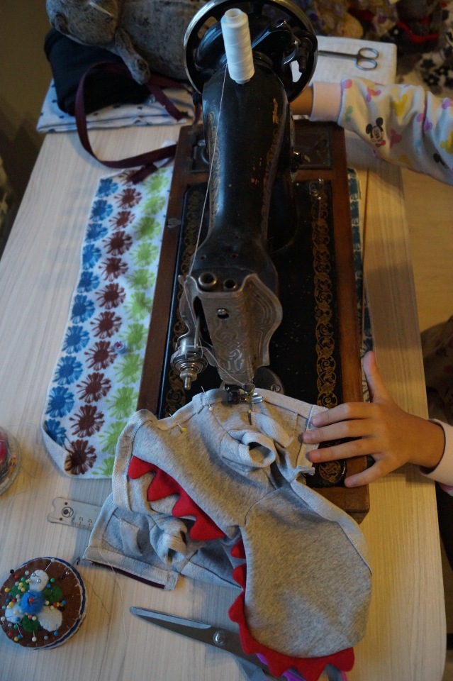 Агаша шьёт для Басика. Толстовка Дракоша