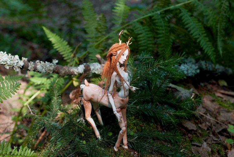 Фарфоровая шарнирная оленедевочка Торн