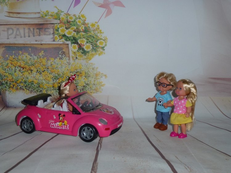 Встречаем сестру Минни в кабриолете (фото 3)