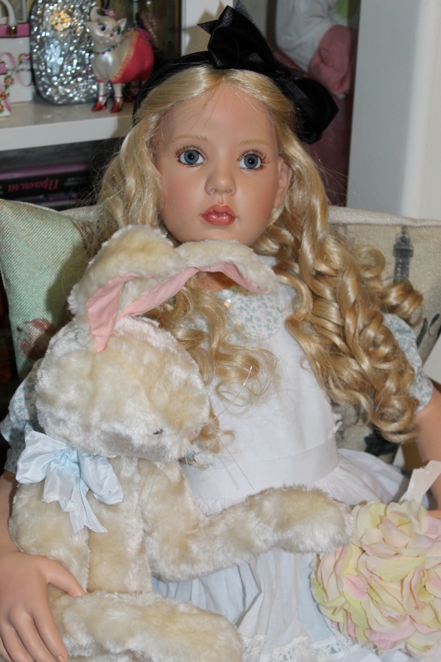 Алиса из Страны Чудес и ее кролик