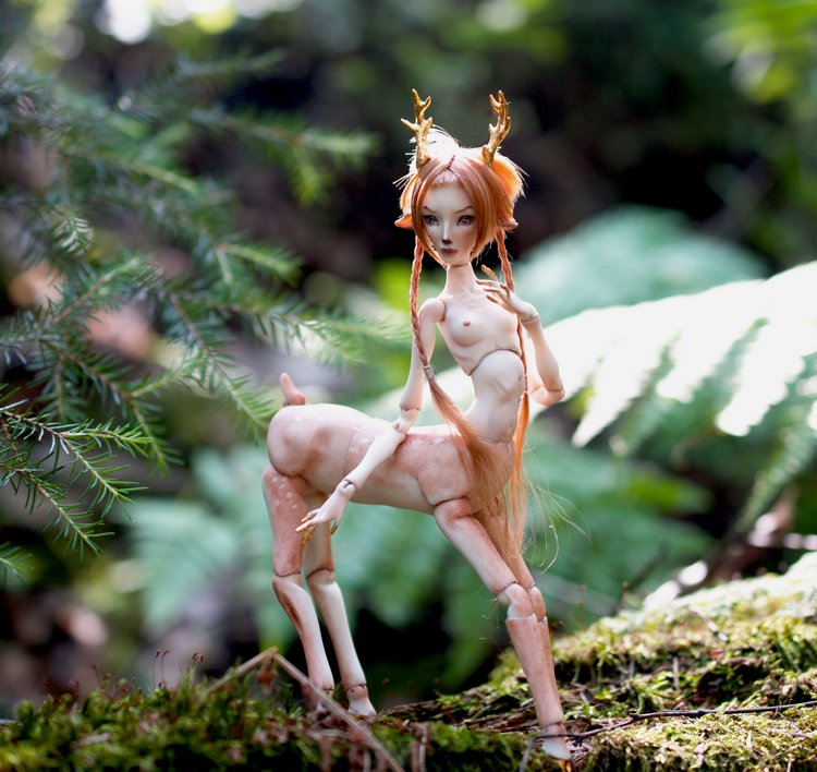 Фарфоровая шарнирная оленедевочка Торн