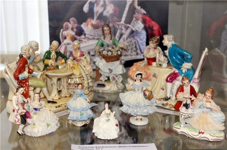 Выставка "Хрупкий мир фарфора", Старицкий краеведческий музей