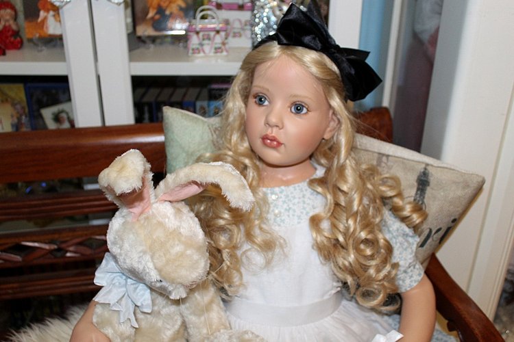 Алиса из Страны Чудес и ее кролик