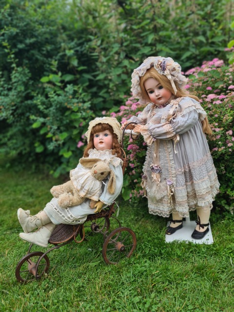 Приглашаем всех на прогулку двух сестричек