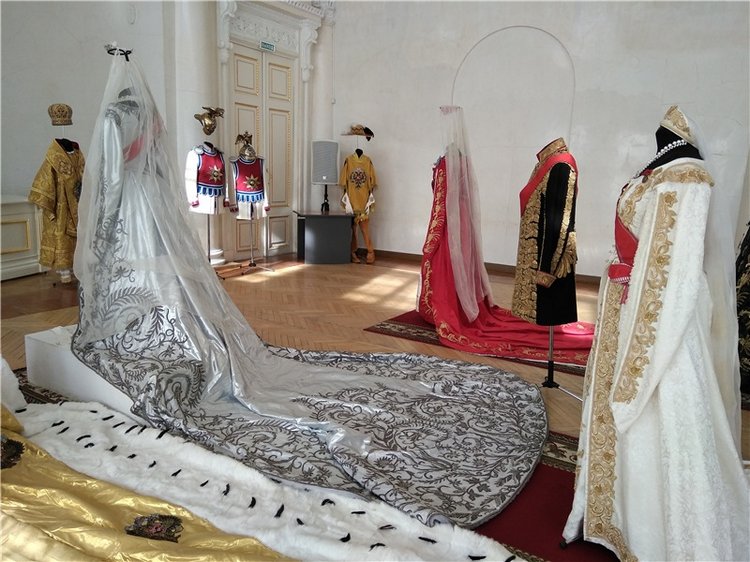 Выставка костюмов к фильму " Матильда"