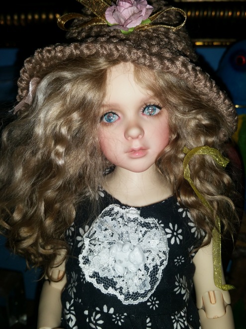 В поисках образа. Розочка примеряет парички. Опросник