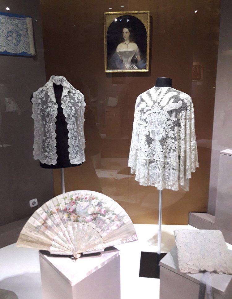 Выставка "Узоры свадьбы кружевной". Зал 2 | Бэйбики Выставка "Узоры свадьбы кружевной". Зал 2