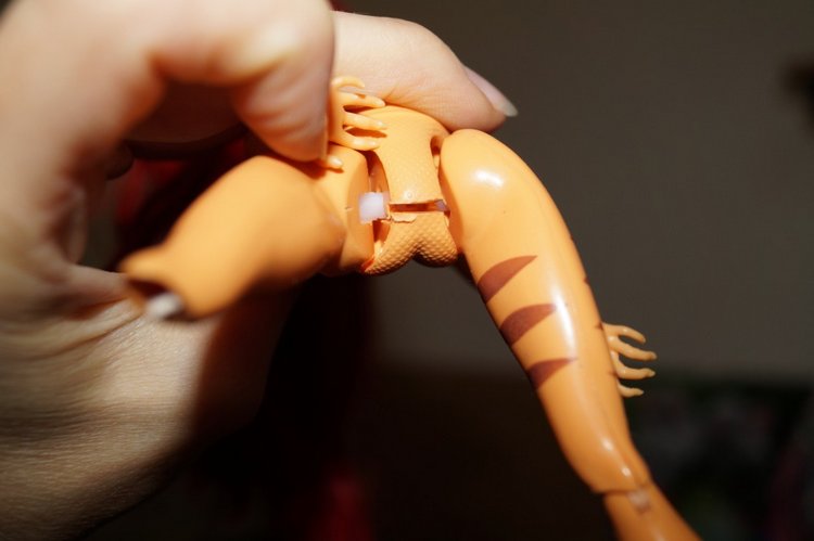 Замена сломанной ноги кукле Monster High (фото 5)