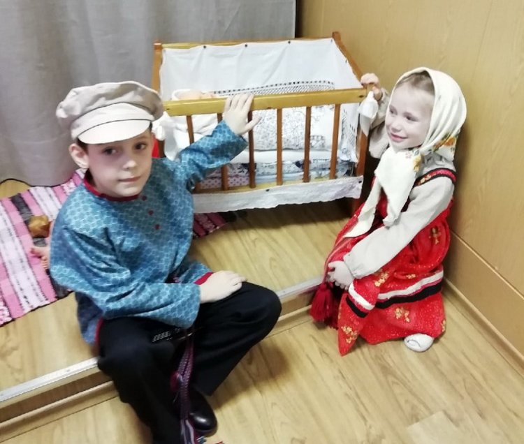 "Девки, жонки и кукольные наряжонки"