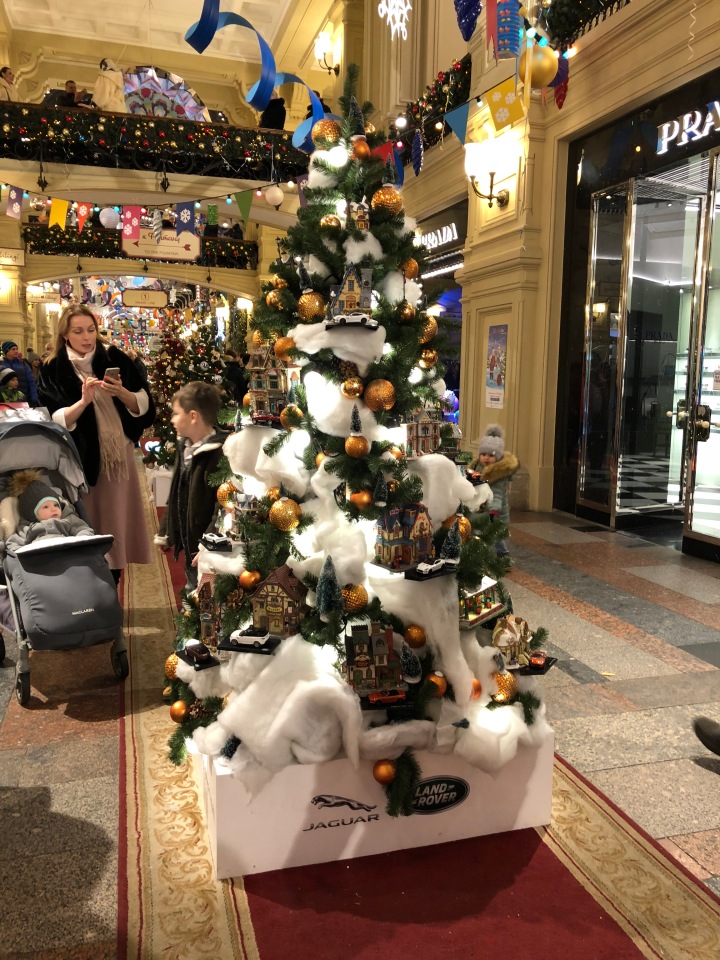 Москва предновогодняя... выставка новогодних елок в ГУМе - очень красиво