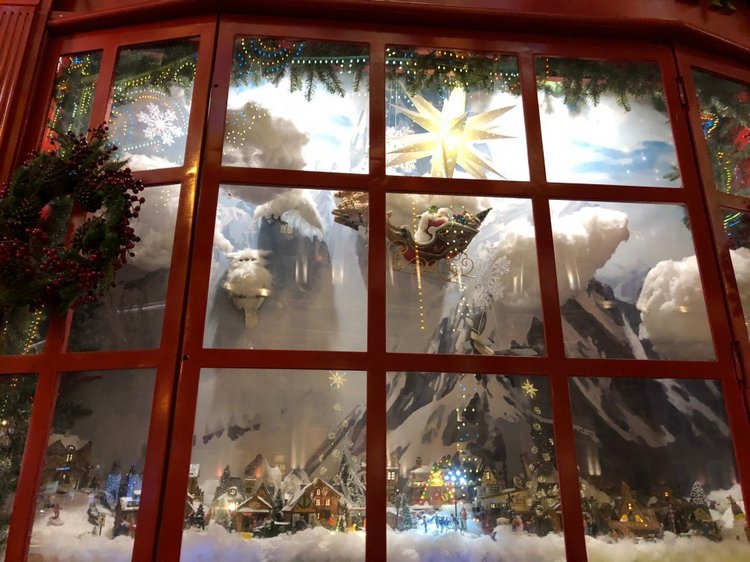 Москва предновогодняя... выставка новогодних елок в ГУМе - очень красиво