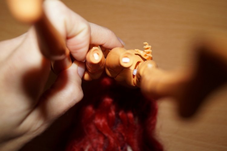 Замена сломанной ноги кукле Monster High (фото 2)