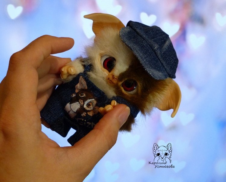 Могвайчик Гизмо в комбинезоне