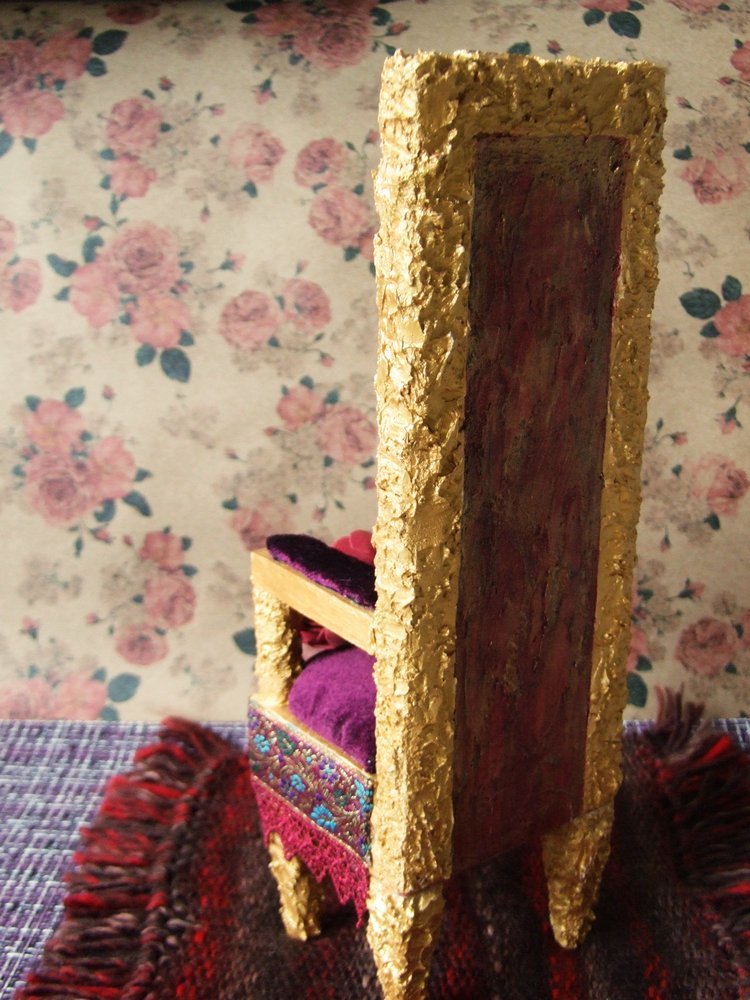 У ног царицы Розы — Мебель для кукол и домиков: фото