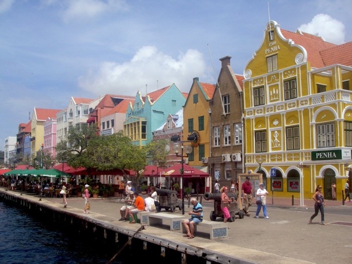 Разноцветные и сказочные города мира (фото 10)