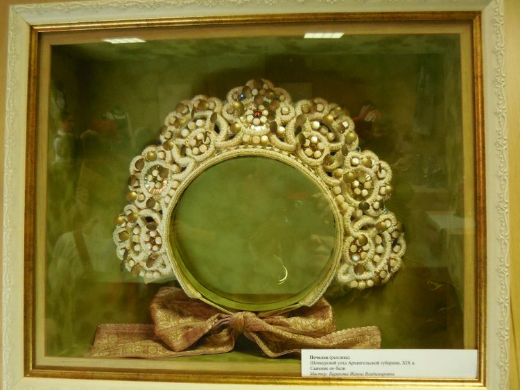 "Девки, жонки и кукольные наряжонки"