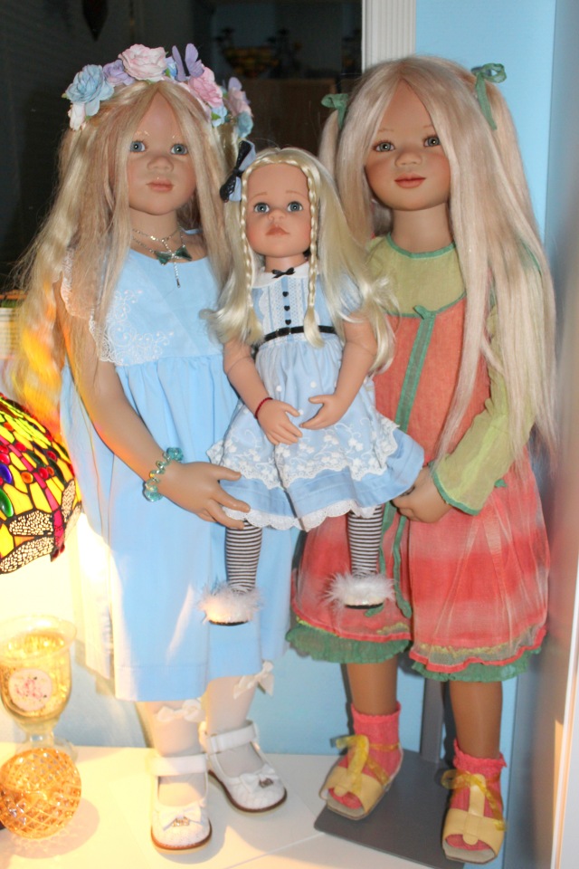 Две блистательные блондиночки, Нандини и Сарай