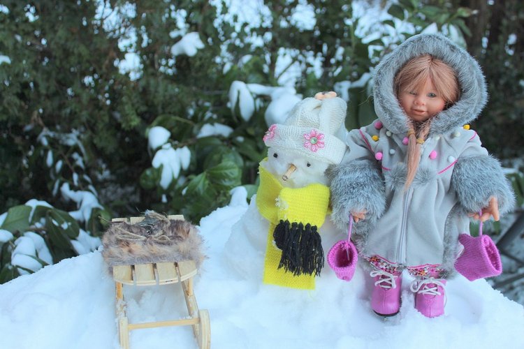 Снежные забавы Кети и Рози. Провожаем зиму