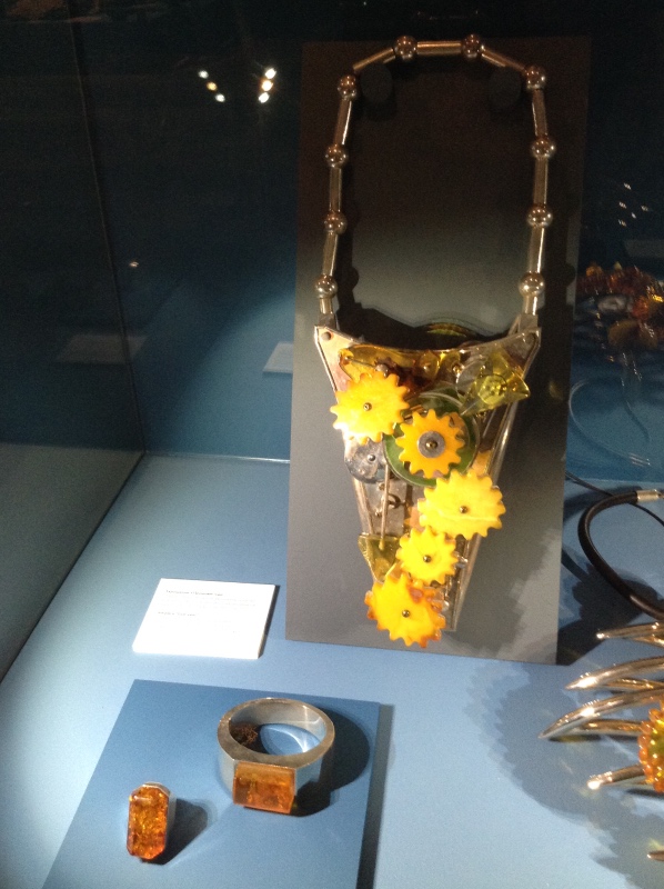 Милая сердцу Божедомка. "Парк янтарного периода". ч.6. (Продолжение). Изделия и украшения из янтаря