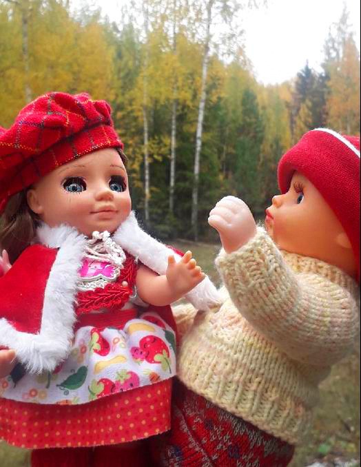 Ася и Ванюша машут ручками вслед Осени