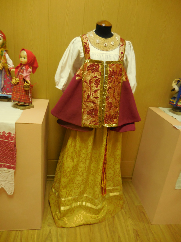 "Девки, жонки и кукольные наряжонки"