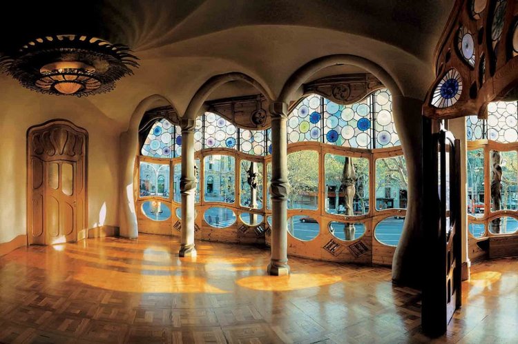 Сказочный домик конфетной страны или гениальное творение Гауди