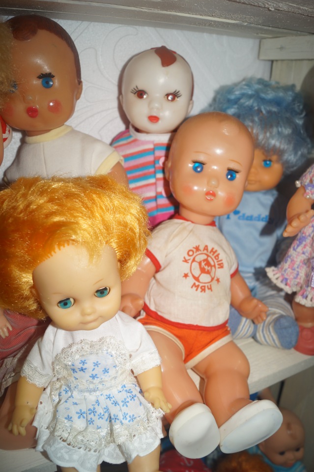 Вторая выписка октября. Машенька здорова. Кукла из лужи стала милашкой. Коровка замычала. Как поставить Лолочку на ножки,