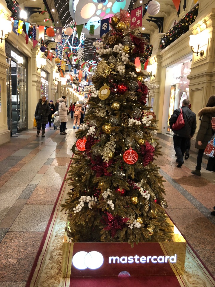 Москва предновогодняя... выставка новогодних елок в ГУМе - очень красиво