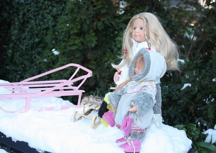 Снежные забавы Кети и Рози. Провожаем зиму