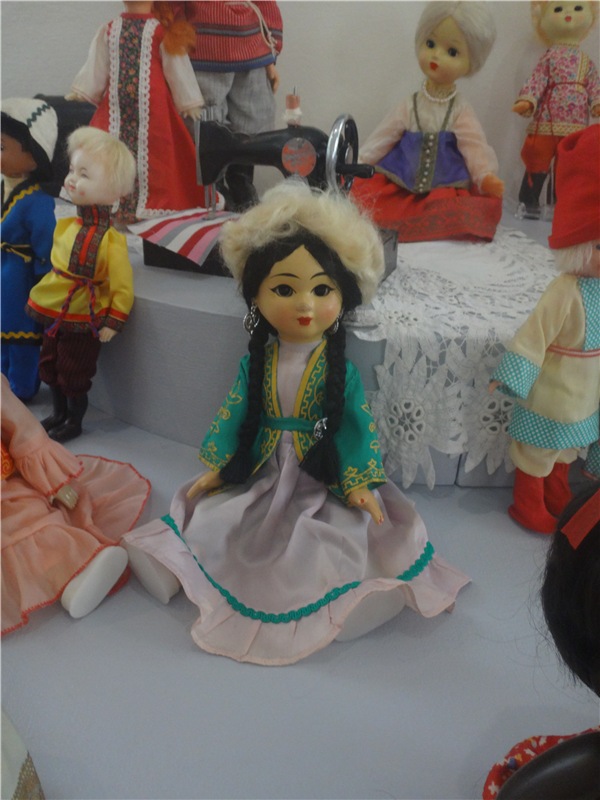 Выставка " Лабиринты кукольной жизни"