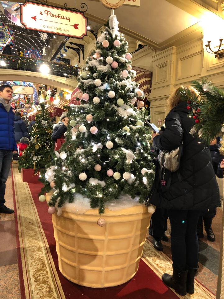 Москва предновогодняя... выставка новогодних елок в ГУМе - очень красиво