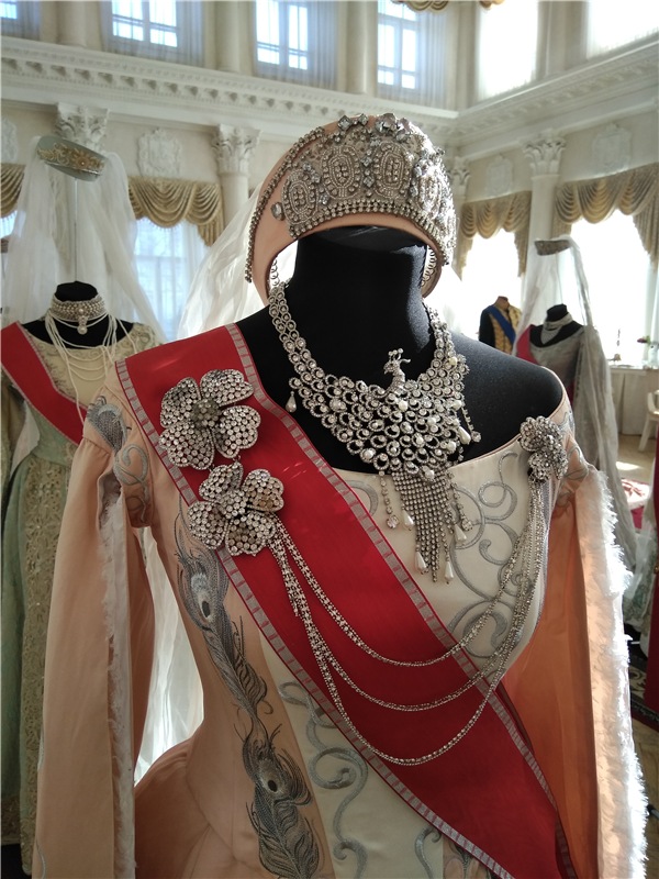 Выставка костюмов к фильму " Матильда"