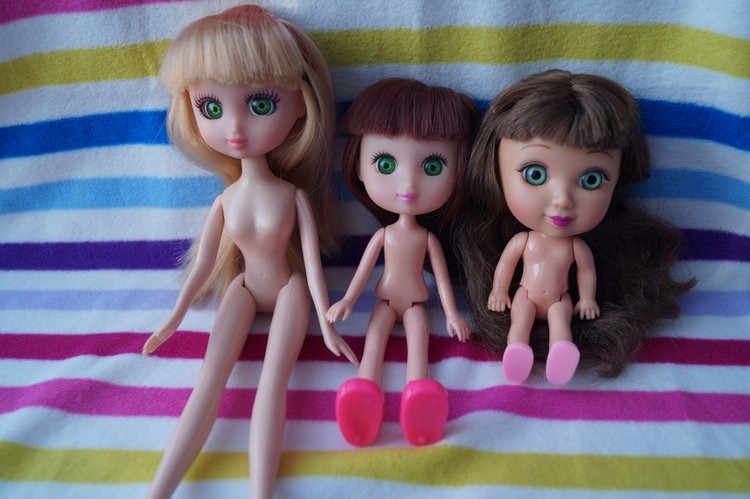 Три разные, но одинаковые куклы. Катя в разных возрастах