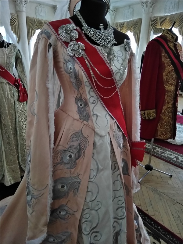 Выставка костюмов к фильму " Матильда"