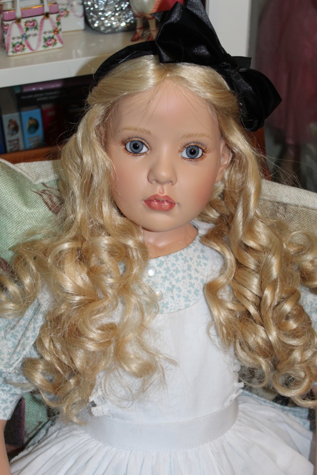 Алиса из Страны Чудес и ее кролик