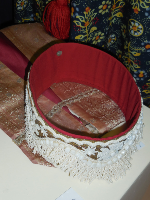 "Девки, жонки и кукольные наряжонки"