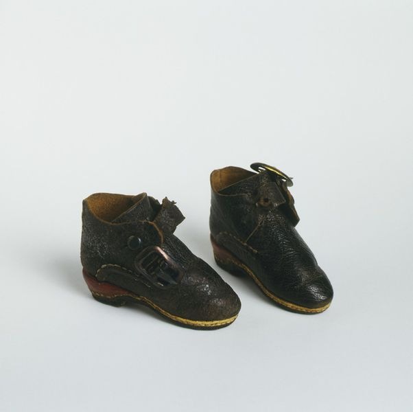 Старинные куклы и их одежда