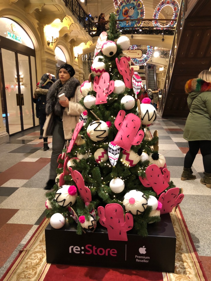 Москва предновогодняя... выставка новогодних елок в ГУМе - очень красиво