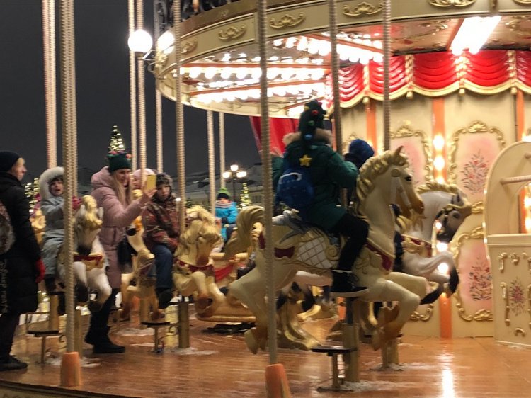 Москва предновогодняя... выставка новогодних елок в ГУМе - очень красиво