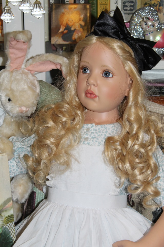 Алиса из Страны Чудес и ее кролик