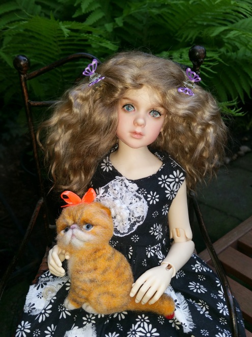 В поисках образа. Розочка примеряет парички. Опросник