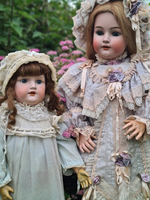 Приглашаем всех на прогулку двух сестричек