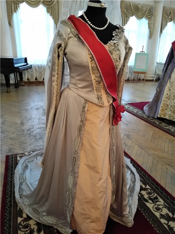 Выставка костюмов к фильму " Матильда"